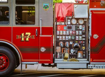 Tim Dhira Jaya Engineering melakukan commissioning pompa kebakaran dengan prosedur standar industri.