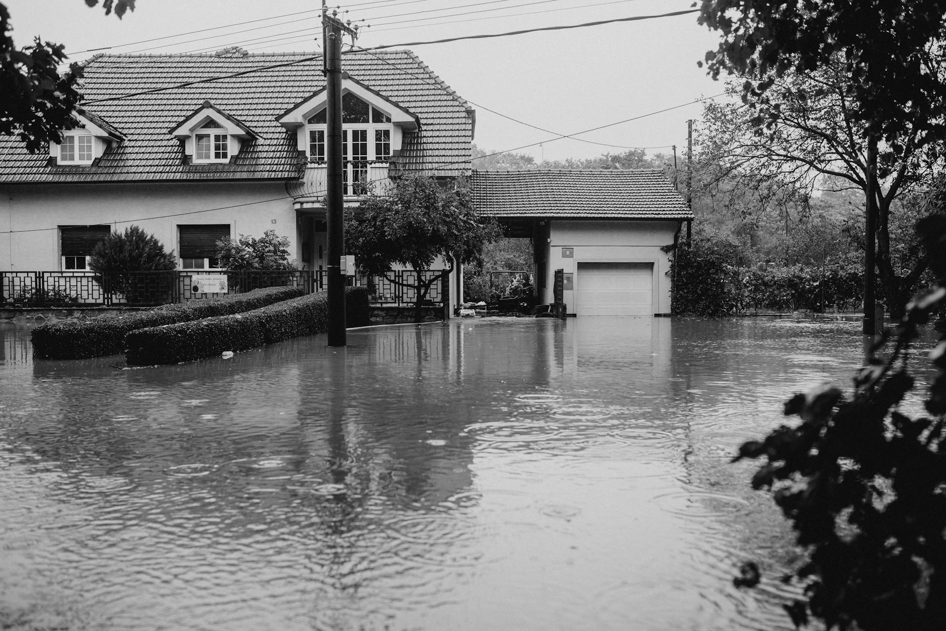 Flood pump Dhira Jaya Engineering menunjukkan cara kerja pompa mengatasi banjir di basement