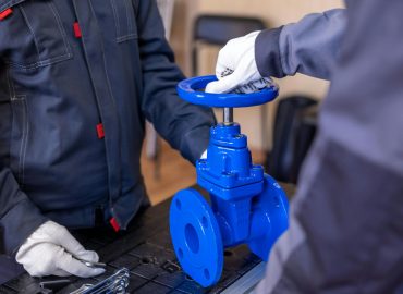 Teknisi memeriksa dan merawat pompa air di rumah sakit untuk memastikan aliran lancar