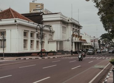 Hidran pemadam kebakaran di halaman gedung, dipasang oleh Dhira Jaya Engineering