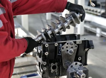 Teknisi Dhira Jaya Engineering melakukan perawatan pompa industri di pabrik untuk meningkatkan efisiensi.