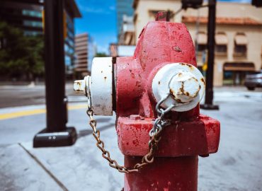 Ilustrasi faktor penyebab tekanan hydrant gedung lemah: pipa usang, pompa kurang kuat, aliran terbatas